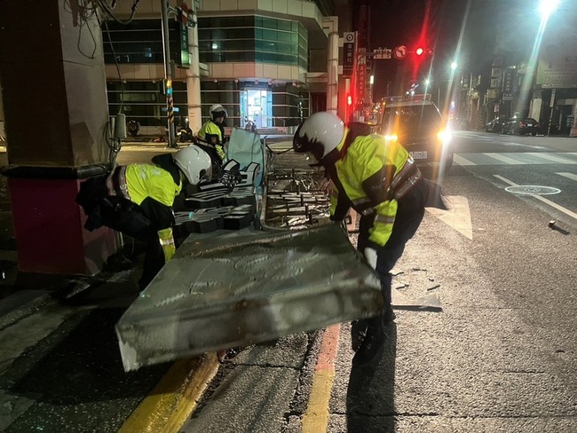 基隆整夜狂風驟雨  多處土石崩落路樹倒塌 | 華視新聞