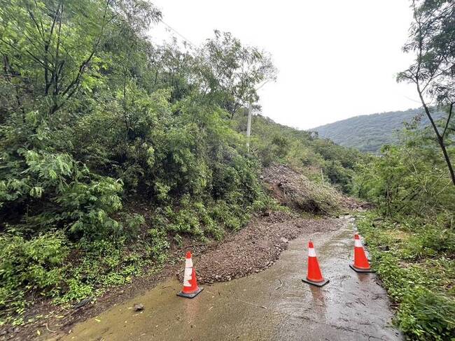 屏東來義鄉道路土石崩塌 封閉道路清除中 | 華視新聞