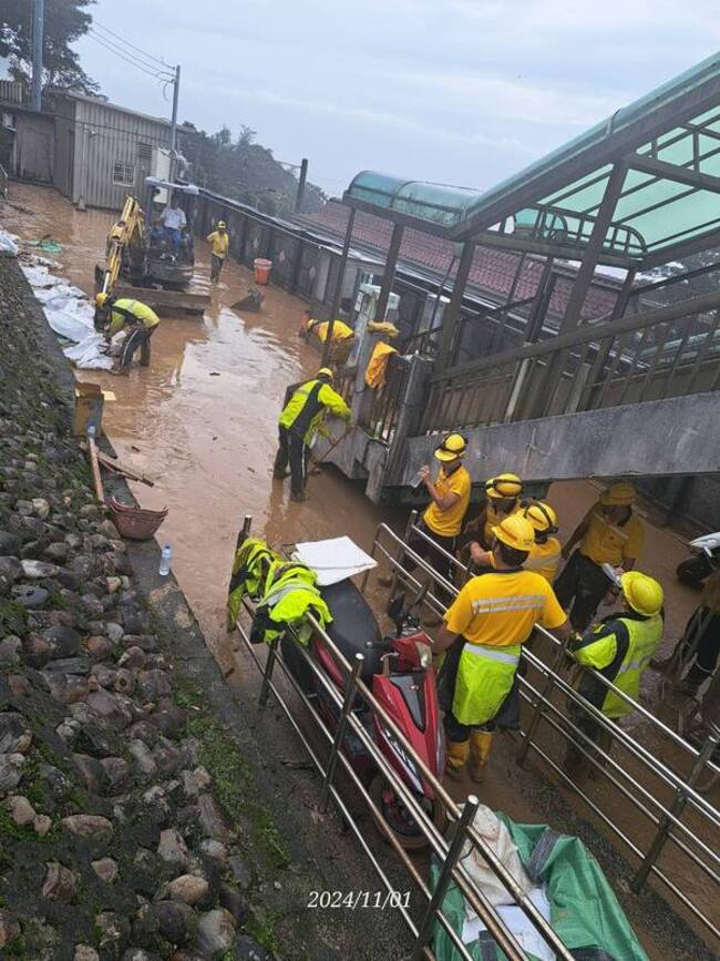 宜蘭太平山聯外道路崩塌淘空 搶通需3天 | 華視新聞