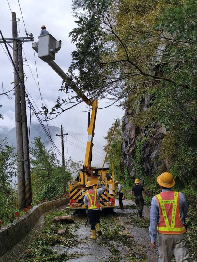 新竹地區停電1117戶 集中竹縣尖石鄉山區搶修中 | 華視新聞