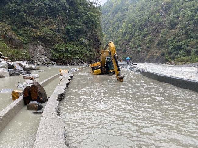 中橫便道路基遭沖壞  嚴重積水阻機具搶修 | 華視新聞