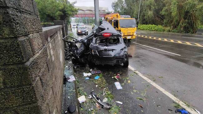 苗市台13線轎車撞電桿 駕駛送醫不治 | 華視新聞