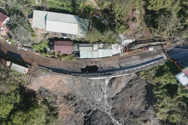 中橫公路83公里處掏空有大天坑  工務段搶修禁行 | 華視新聞