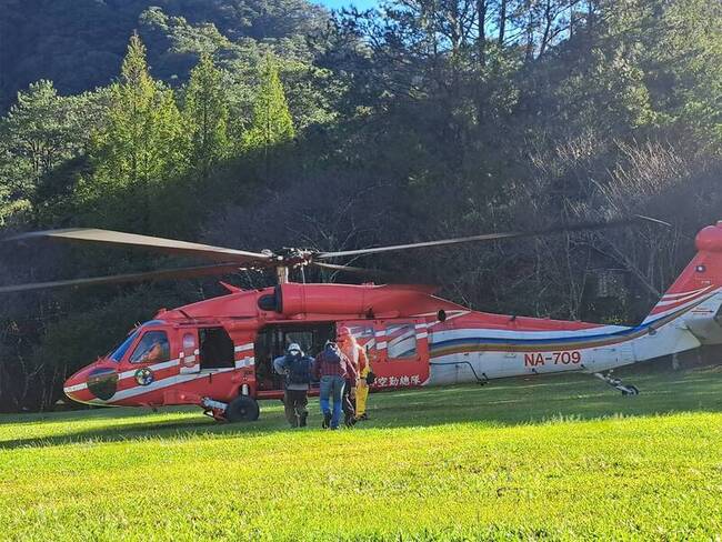 南投4人颱風天入山漁獵失聯 直升機尋獲助脫困 | 華視新聞