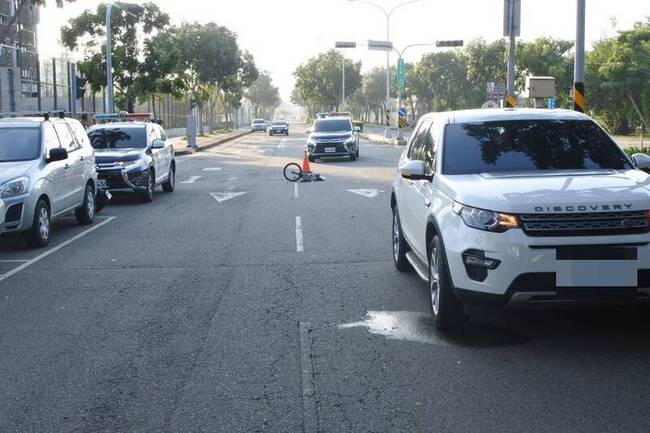 台中7歲童騎單車擦撞機車再遭汽車輾過 送醫不治 | 華視新聞