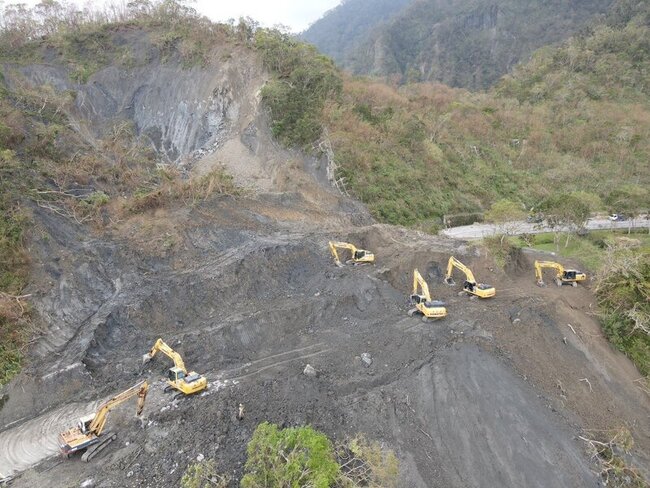 玉長公路坍方受阻  搶通臨時便道每日3時段放行 | 華視新聞