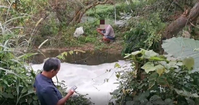 颱風前夕德基水庫洩洪2農民受困 中市警消架梯救出 | 華視新聞