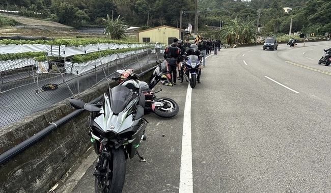 男越級騎重機台3線苗栗段過彎自摔  撞4車將挨罰 | 華視新聞