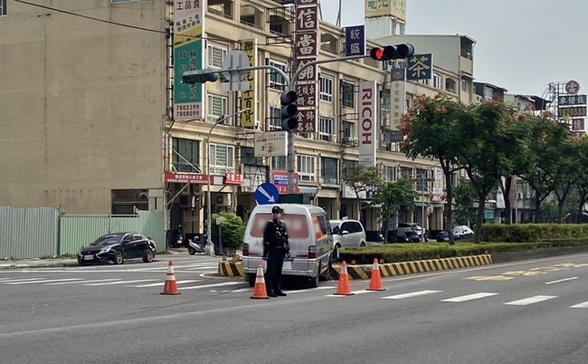 高雄運鈔車撞分隔島 警方戒護千萬現金安全轉移 | 華視新聞