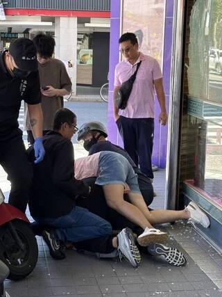 台東男持榔頭砸窗搶銀樓 女子路過奮勇壓制
