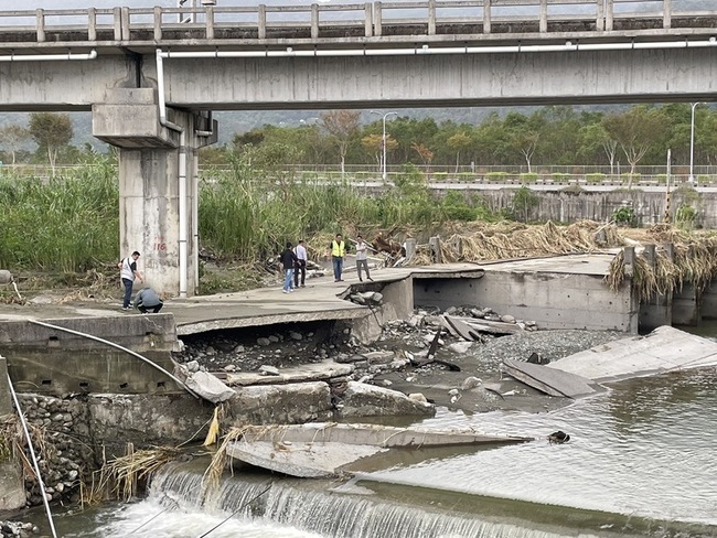 花蓮排水基礎掏空恐危及鐵路 縣府：放太空包救急 | 華視新聞