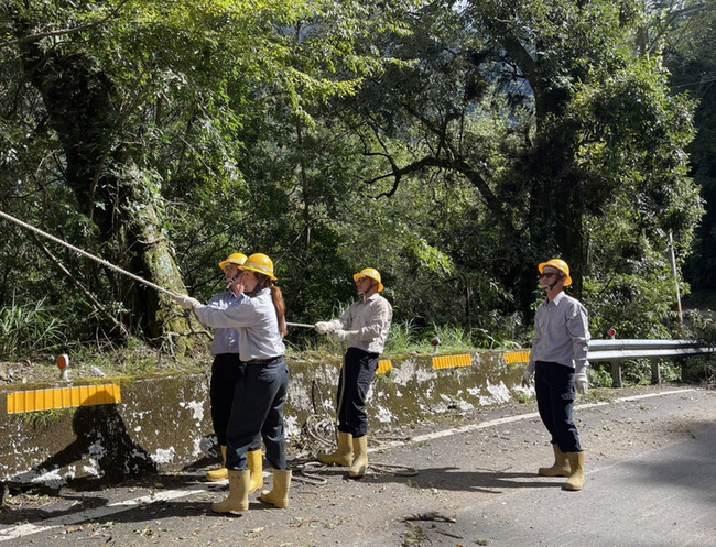 盡早為梨山居民點亮燈火 台中女力加入復電搶修行列 | 華視新聞