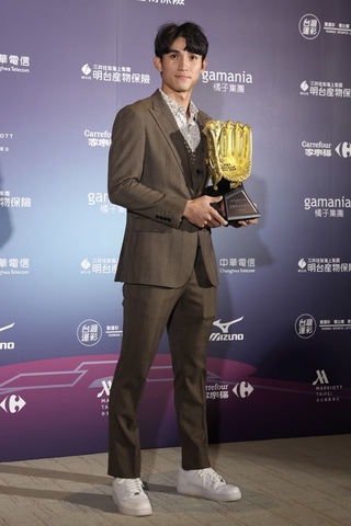 陳文杰兩座金手套穿不同球衣 目標二軍獎項一軍再拿