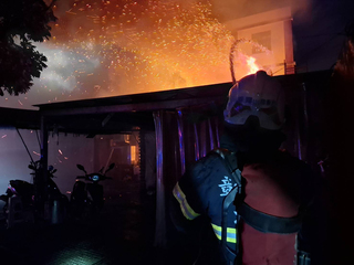 彰化埔鹽磚造平房全面燃燒 2人及時逃出