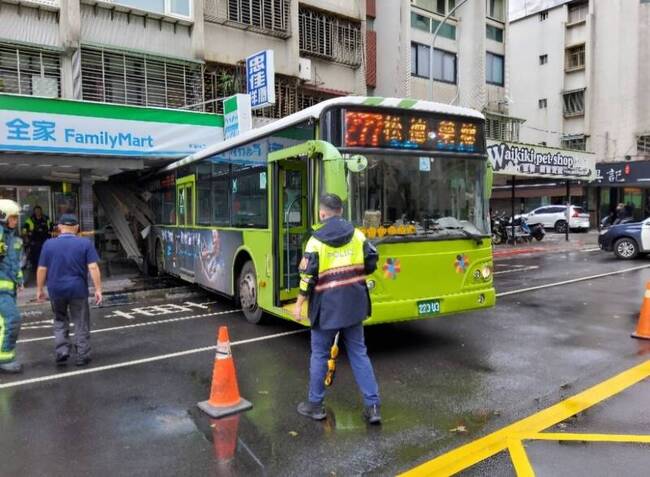 北市公車撞進店家卡住無人傷  疑未拉手煞車肇禍 | 華視新聞