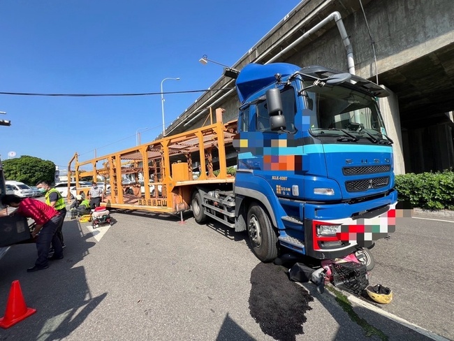 台中機車與聯結車事故  騎士壓車底命危送醫 | 華視新聞