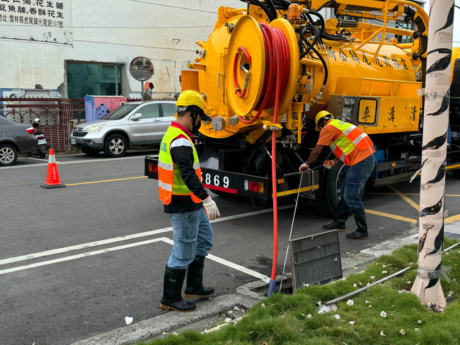 虎尾鎮公所自購大型清溝車 打通水路防淹水 | 華視新聞