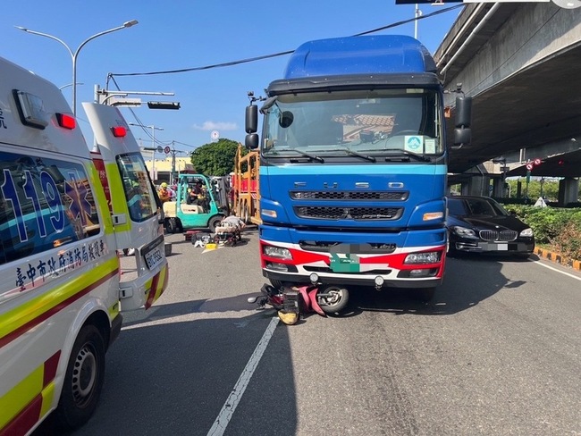 台中機車與聯結車事故 騎士捲車底送醫不治 | 華視新聞