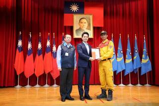 北市消黃宏聖戮力人道救援 榮獲行政院模範公務人員