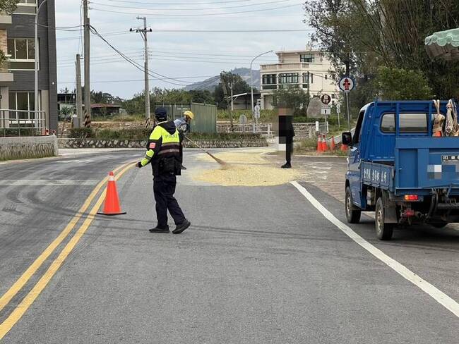 金門貨車鐵浪板脫落  高粱沿途灑落路面 | 華視新聞