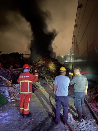 華夏海灣塑膠頭份廠災後區域又竄火煙  警消出動