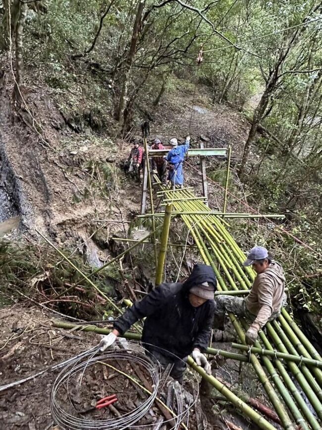 司馬庫斯聯絡道中斷自搭便橋  族人：像回到30年前 | 華視新聞