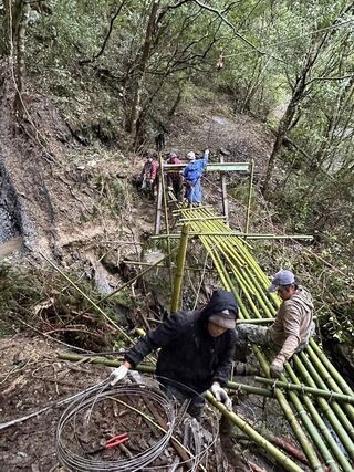 司馬庫斯聯絡道中斷自搭便橋  族人：像回到30年前