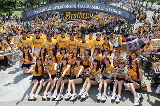 兄弟封王遊行湧15萬球迷 領隊：台中是我們的家