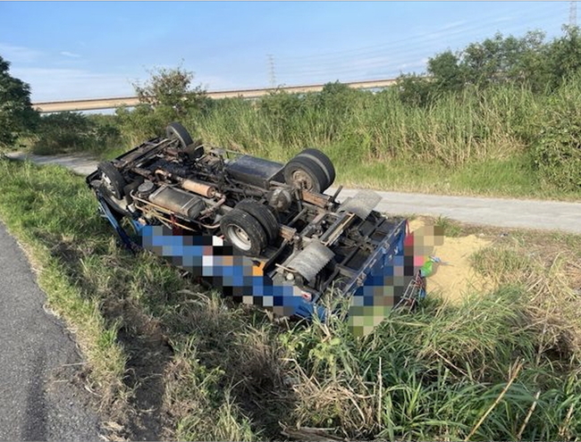 彰化大貨車翻落邊坡 滿車稻穀灑路旁受困駕駛救出 | 華視新聞