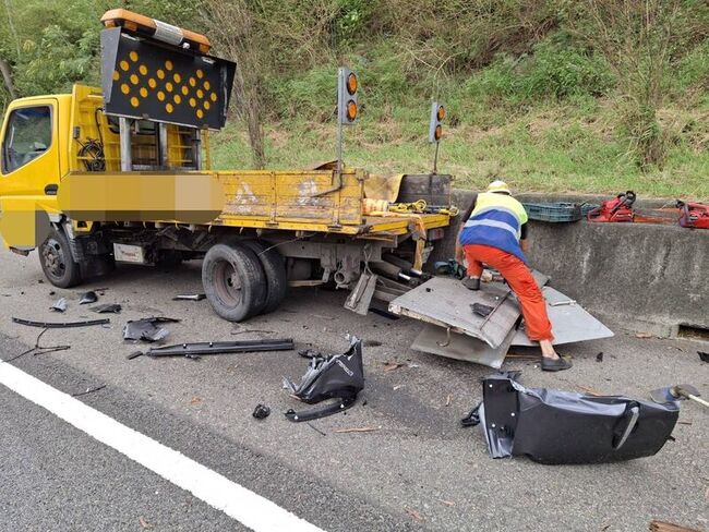 國道施工貨車遭撞 肇事小客車翻覆駕駛送醫 | 華視新聞