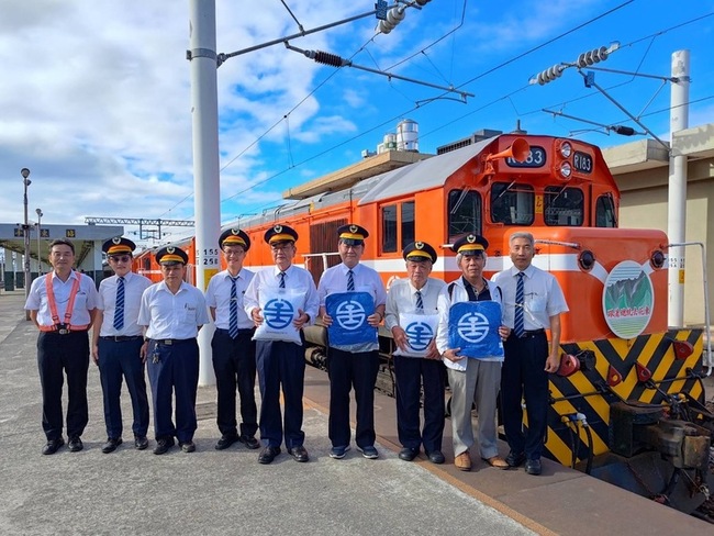 台鐵總統花車33年前首營運4名司機員 回娘家續前緣 | 華視新聞