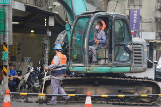 最低工資調升 前9月經常性薪資差距2.79倍創5年最低