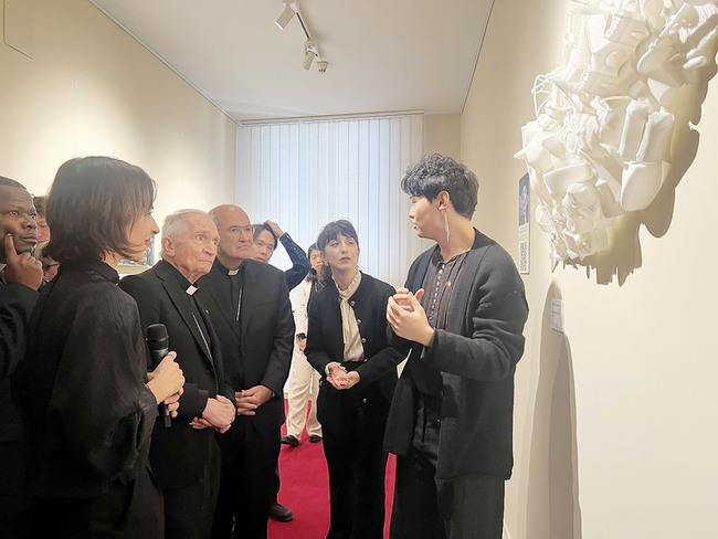 教廷教長參觀台灣AI藝展 虛擬穿梭萬華廟宇 | 華視新聞