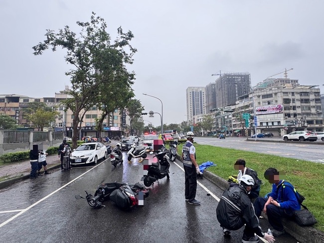 高雄男機車載風扇掉落害6車追撞 公共危險罪送辦 | 華視新聞