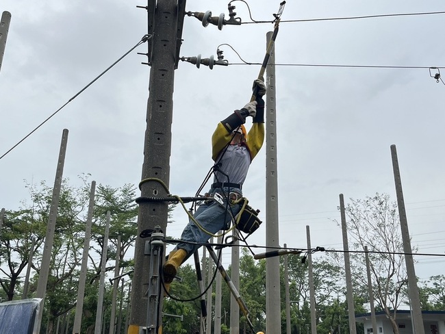 搶修電力大作戰 台電配電人員穿15公斤裝備受訓 | 華視新聞