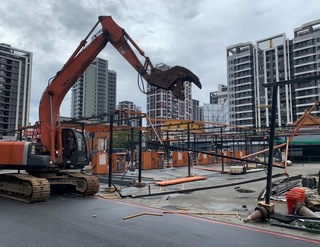 桃園違章洗車場排廢水 市府強制拆除建物設施