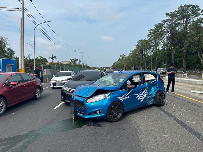 男高雄左營變換車道不當  4車受損、4人傷 | 華視新聞