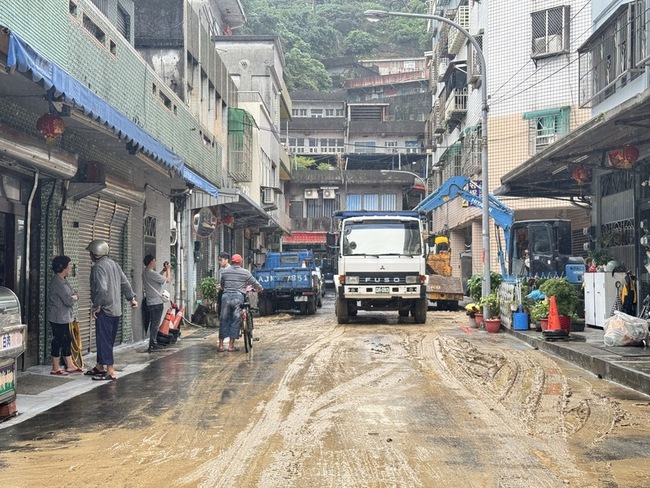 宜蘭蘇澳上百戶一度淹水 積水退後災民清理家園 | 華視新聞