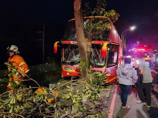 桃園育達高中校車撞路樹 駕駛、7學生受傷無大礙 | 華視新聞