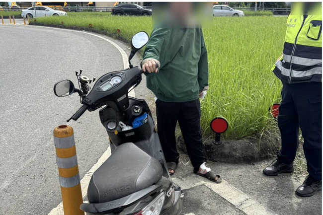 77歲男騎機車上國道  竟還逆向騎內側路肩 | 華視新聞