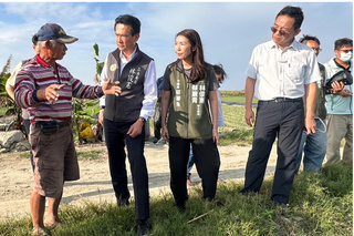 台南紅蔥頭遭風災收成差 林俊憲會勘盼儘速補助
