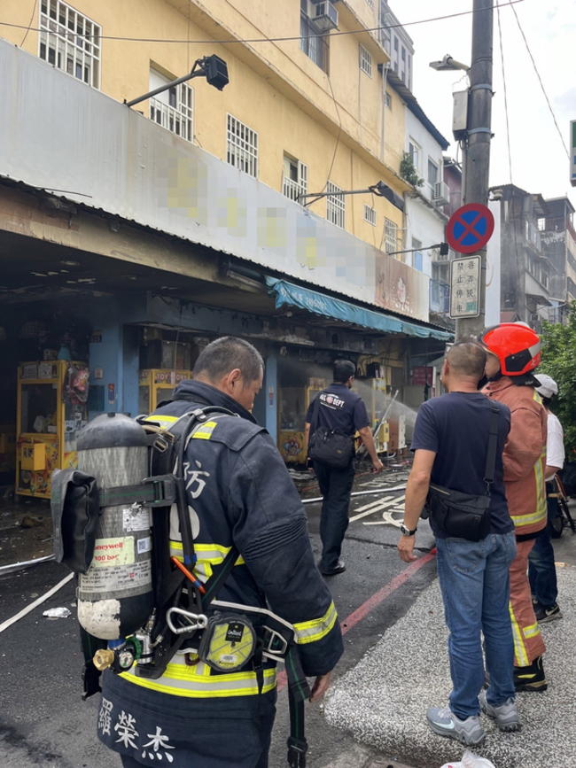 台中中區夾娃娃機店起火 警消撲滅無人傷亡 | 華視新聞