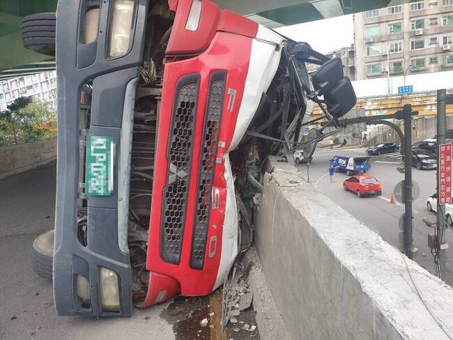 水泥車撞水源快速道路匝道牆翻覆 掉石塊砸損2車 | 華視新聞