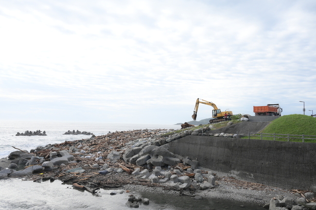 颱風天兔逼近  花蓮市公所加緊清除出海口漂流木 | 華視新聞