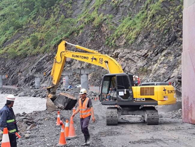 颱風天兔影響邊坡落石 明霸克露橋河床便道中斷 | 華視新聞