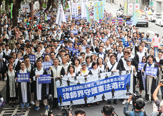 拒絕憲訴法修惡遊行 律師團：惡質立法毀憲亂政