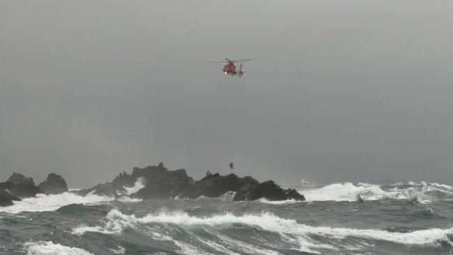 基隆嶼7釣客落海 6人獲救1人直升機吊掛已死 | 華視新聞