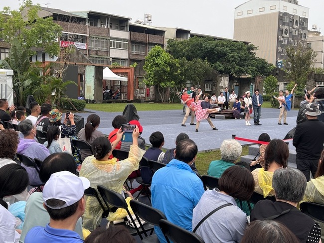 「村子」屏東演出  觀眾冒雨重溫眷村黃金歲月 | 華視新聞