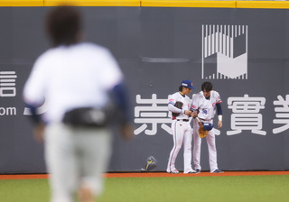 12強陳晨威奮力追球身體無礙 大巨蛋全壘打牆撞出洞