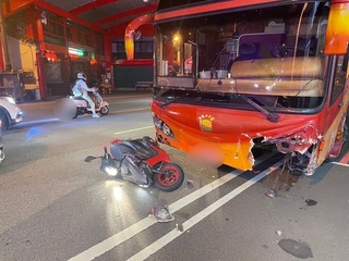 遊覽車撞護欄失控暴衝  苗栗女騎士驚險閃躲保命